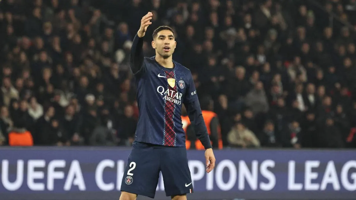 Achraf Hakimi bek kanan PSG sedang membawa bola dalam pertandingan Ligue 1