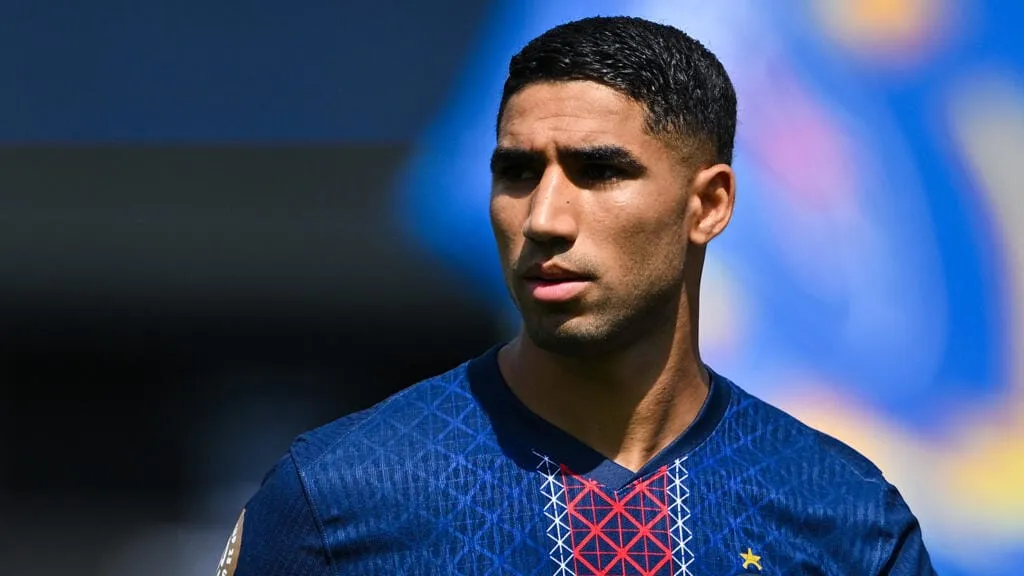 Achraf Hakimi bek PSG berpose saat pertandingan Ligue 1 di Parc des Princes