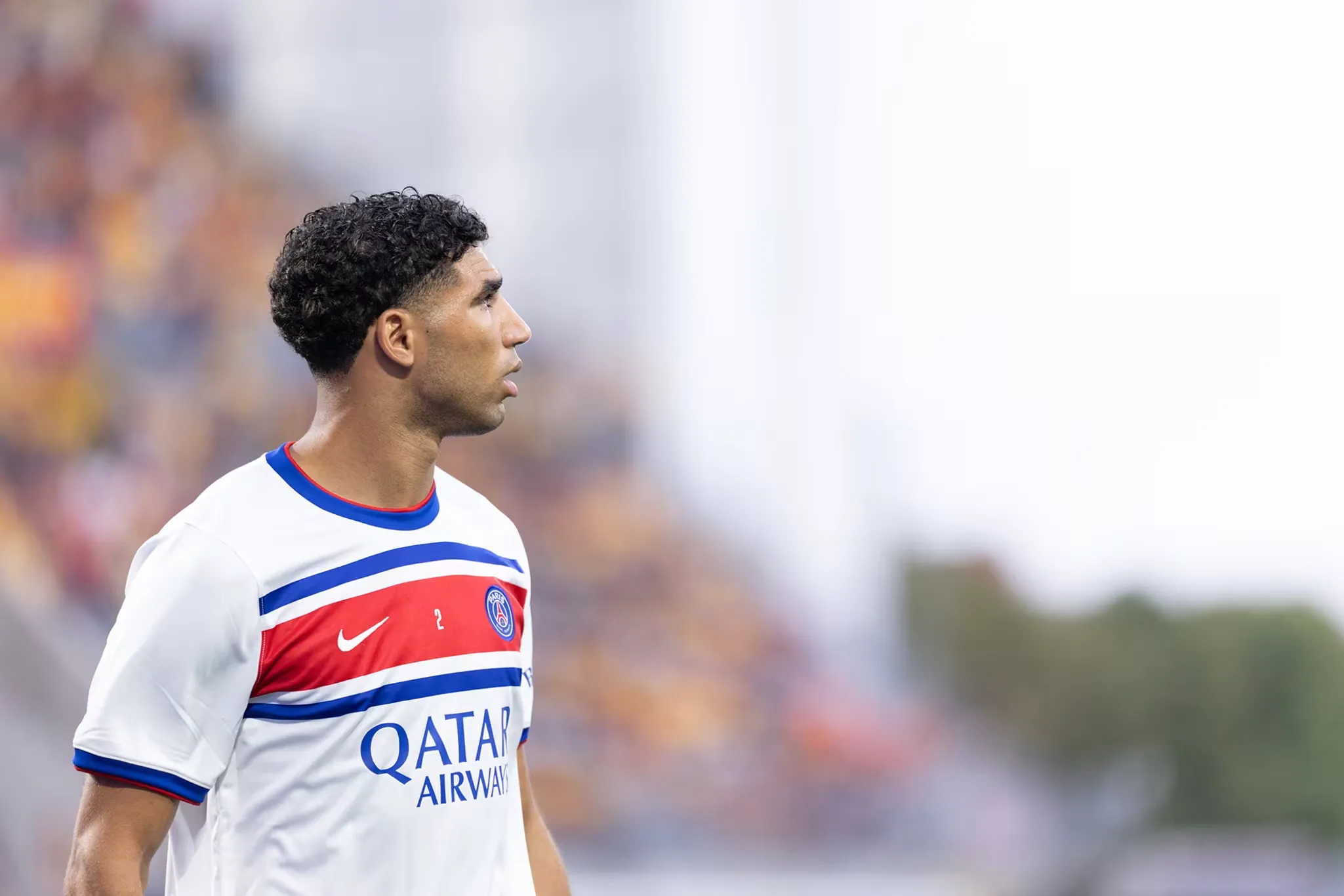 Achraf Hakimi bersepeda di jalanan Paris setelah kembali lebih awal dari timnas Maroko