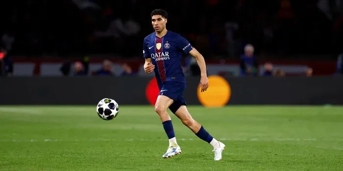Achraf Hakimi berlatih bersama PSG di Parc des Princes usai cedera panjang yang mengganggu performanya musim lalu.