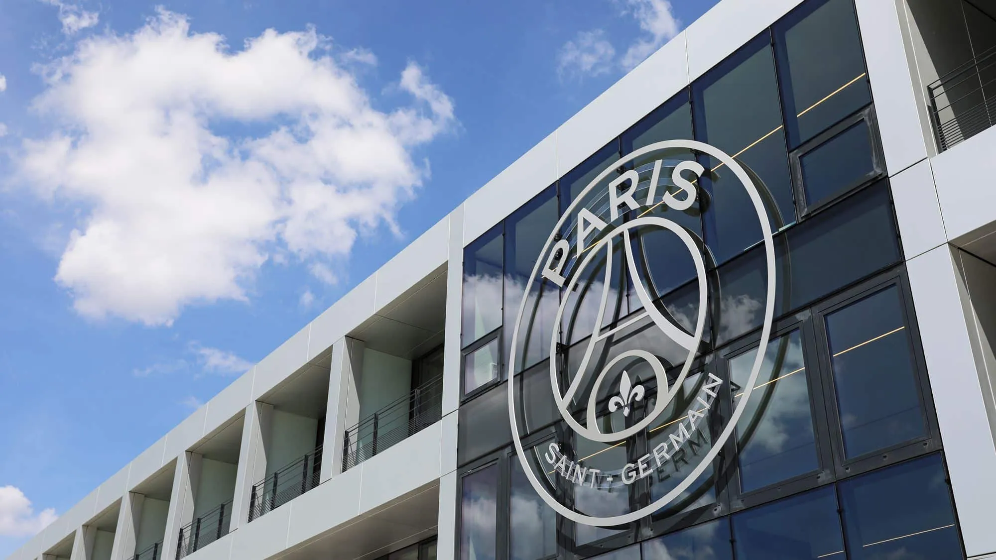 Adam Ayari pemain U19 PSG merayakan gol ketiga ke gawang Slovan Bratislava di Campus de Poissy
