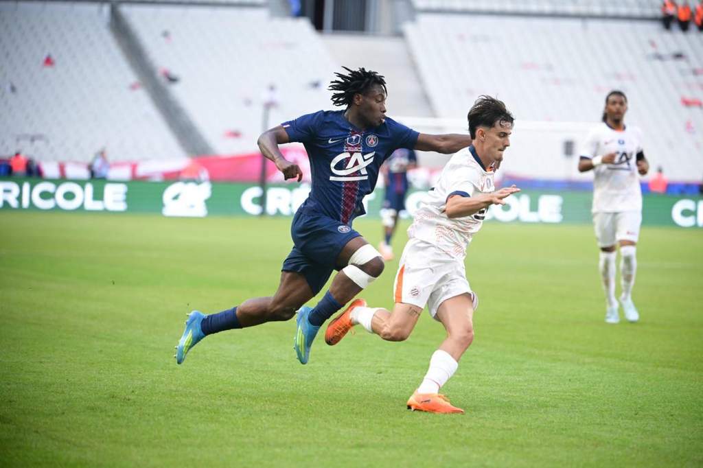 Pemain muda Paris Saint-Germain merayakan kemenangan kompetisi junior.