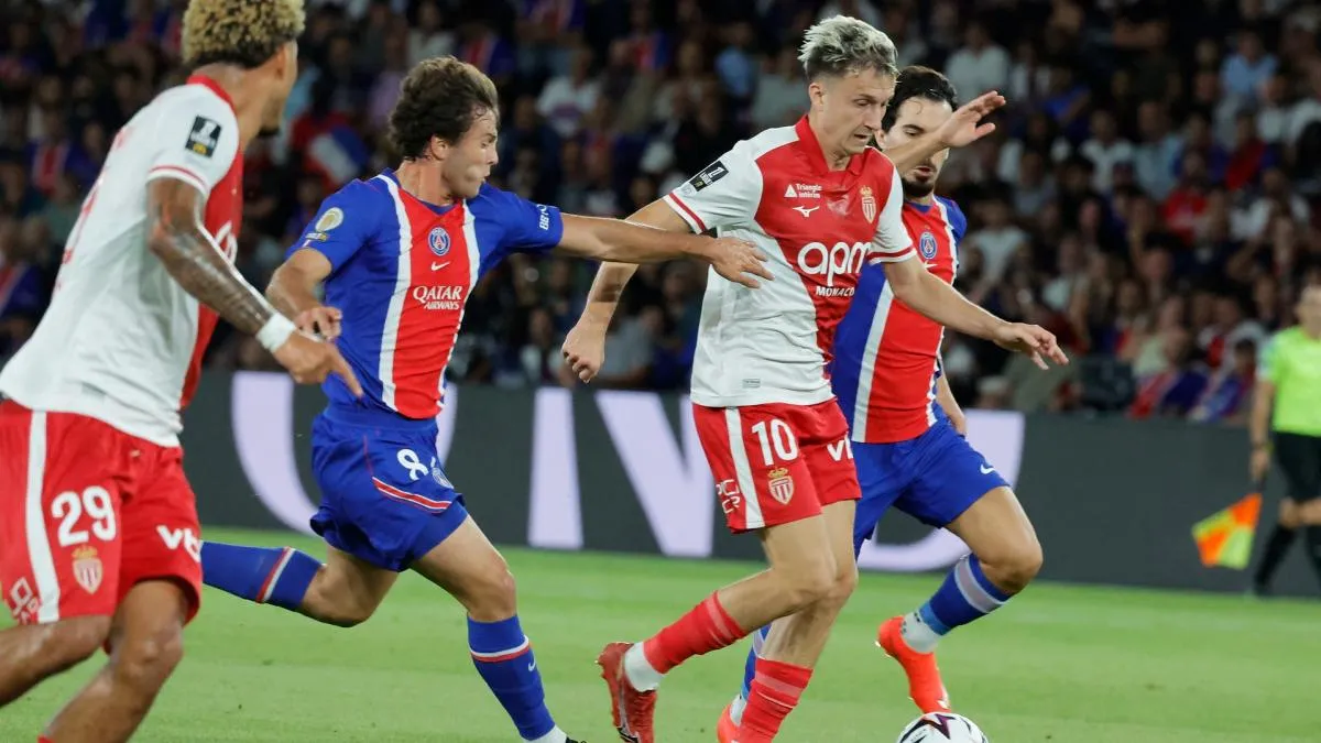 Aleksandr Golovin merayakan gol bersama AS Monaco di pertandingan Ligue 1 melawan Paris Saint-Germain.