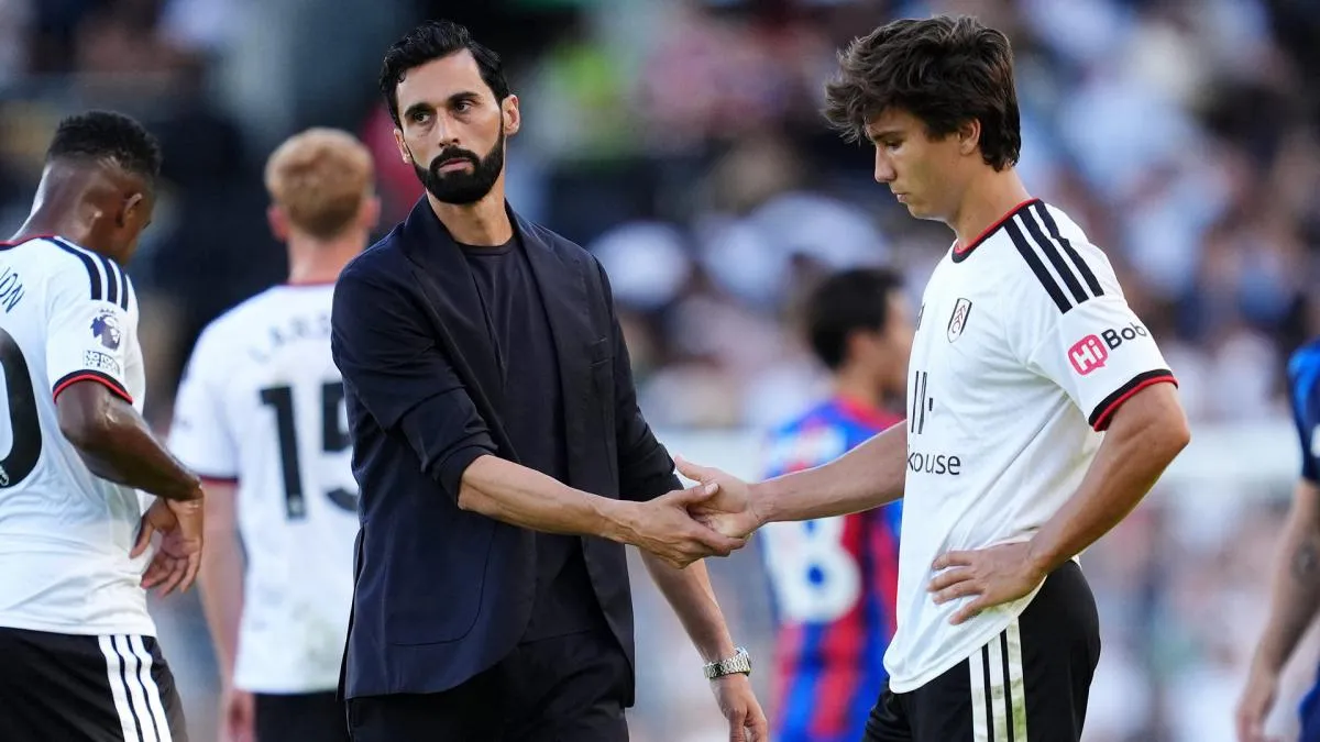 Pelatih Fulham Alvaro Arbeloa memberi arahan kepada pemain di tepi lapangan Craven Cottage