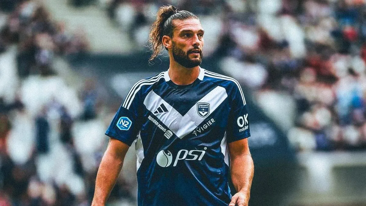 Mantan striker Newcastle dan Liverpool, Andy Carroll, saat membela timnas Inggris