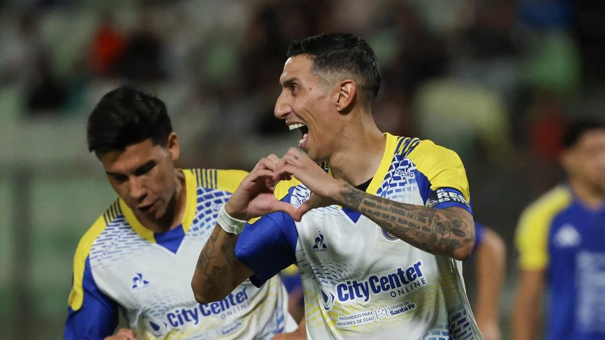 Angel Di Maria merayakan gelar Supercoupe Argentina bersama Rosario Central di usia 38 tahun