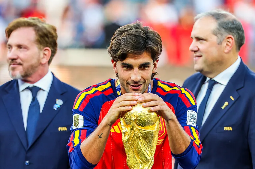 Pemain Spanyol Fabian Ruiz dan Ferran Torres berpose sebelum laga Angleterre vs Spanyol di Wembley
