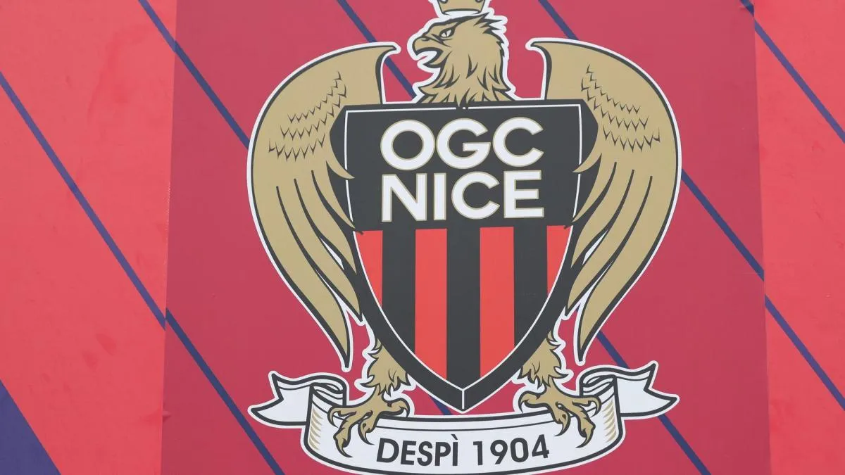 Antoine Mendy terbaring di lapangan usai cedera lutut saat laga Nice vs Le Mans
