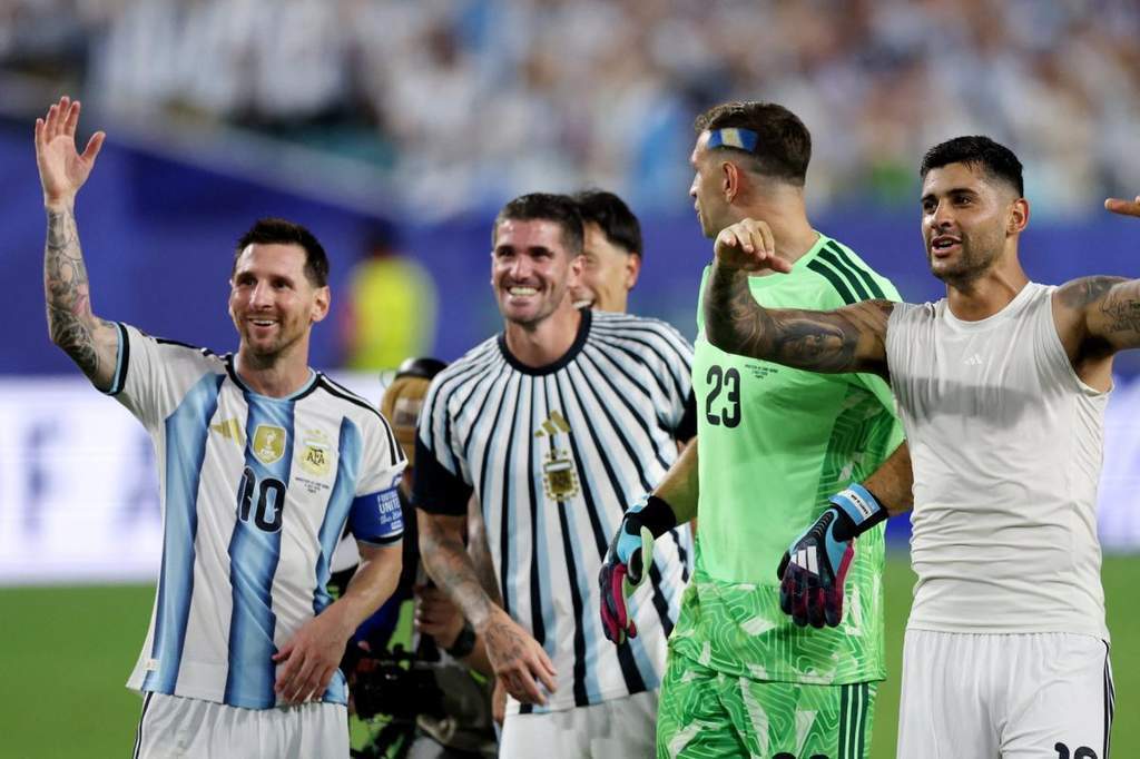 Selebrasi emosional Lionel Messi dan Lisandro Martinez dalam laga Piala Dunia 2026