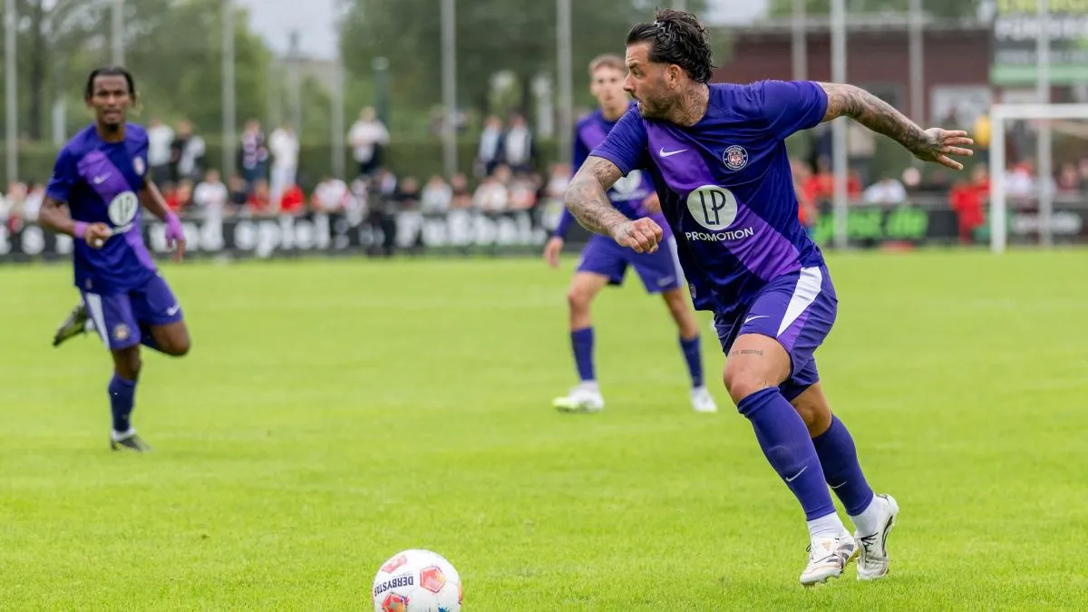 Aron Donnum pemain Toulouse terlihat sendu usai mengungkap kehilangan ibunya