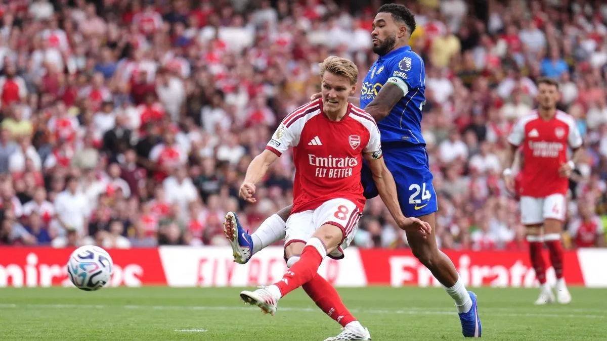 Pemain Arsenal merayakan gol kemenangan atas Chelsea di Emirates Stadium
