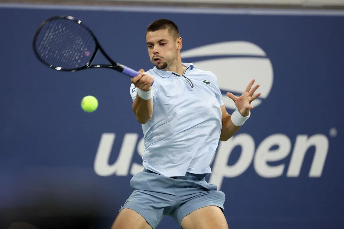 Petenis Arthur Gea berjuang di lapangan US Open dalam pertandingan lima set