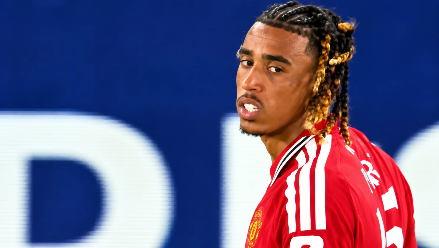 Bek Manchester United Leny Yoro saat bertanding di laga Premier League