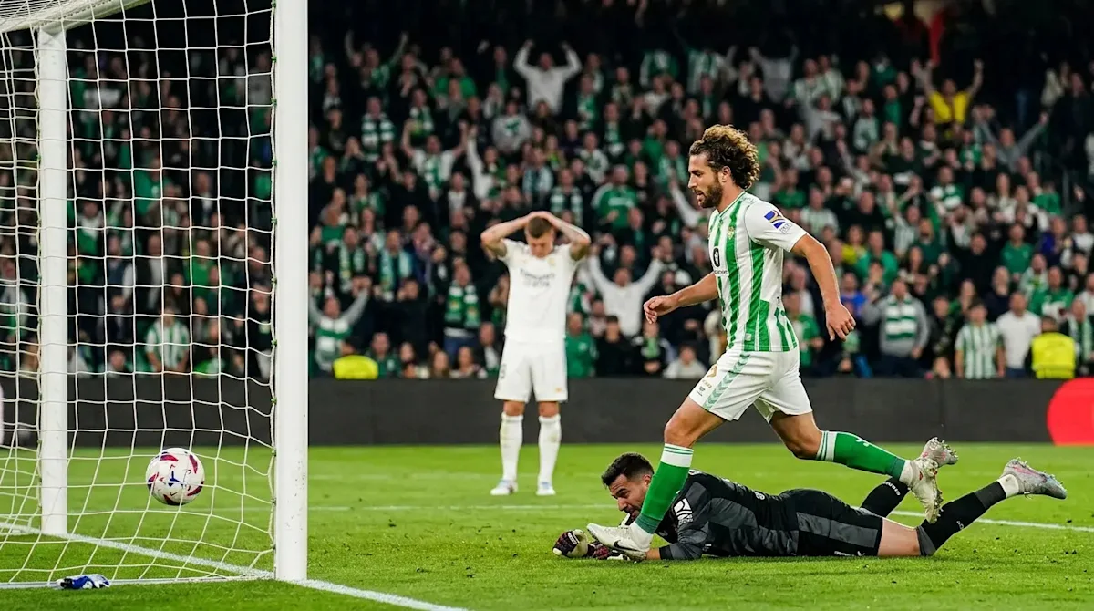 Troy Parrott merayakan gol kemenangan Real Betis atas Real Madrid