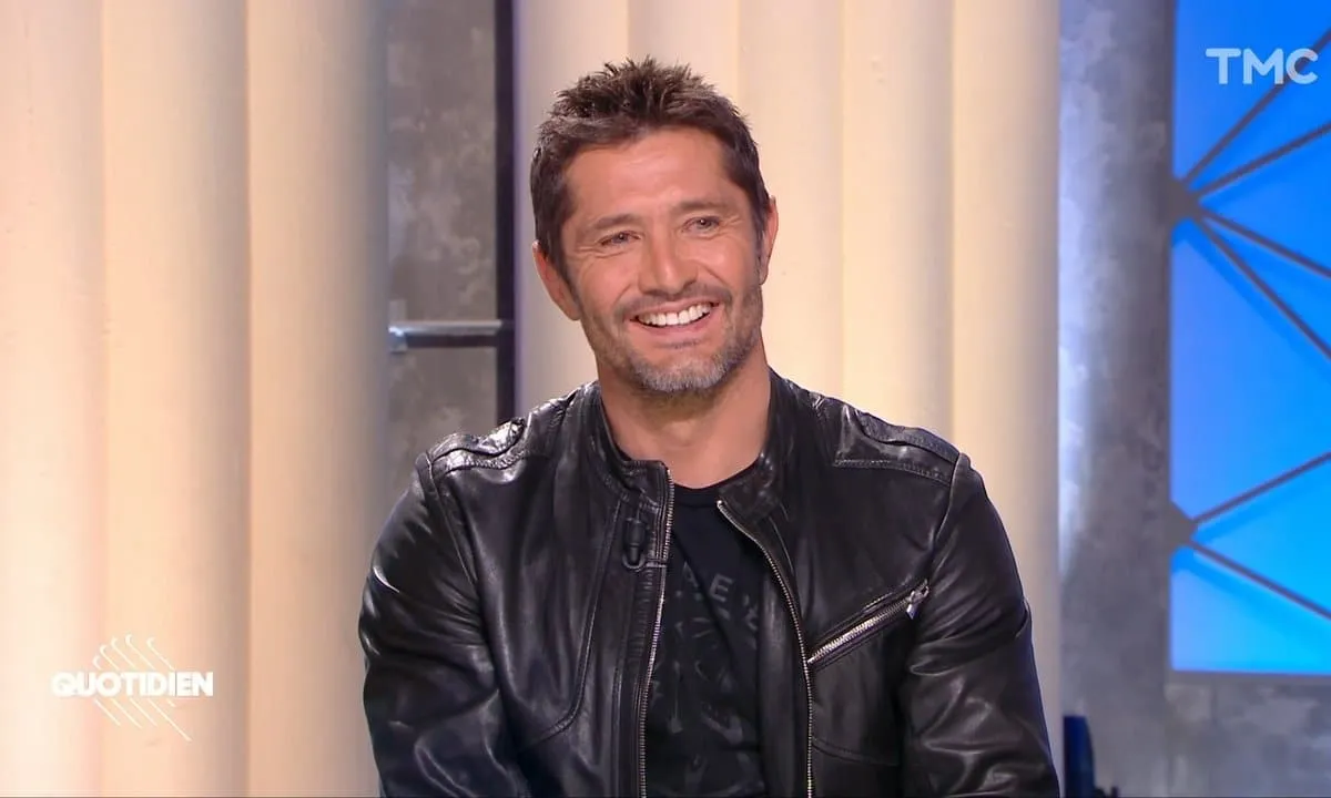 Bixente Lizarazu berbicara di studio Téléfoot dengan ekspresi percaya diri.