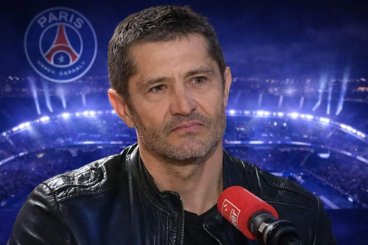 Bixente Lizarazu tersenyum dalam wawancara di studio Téléfoot