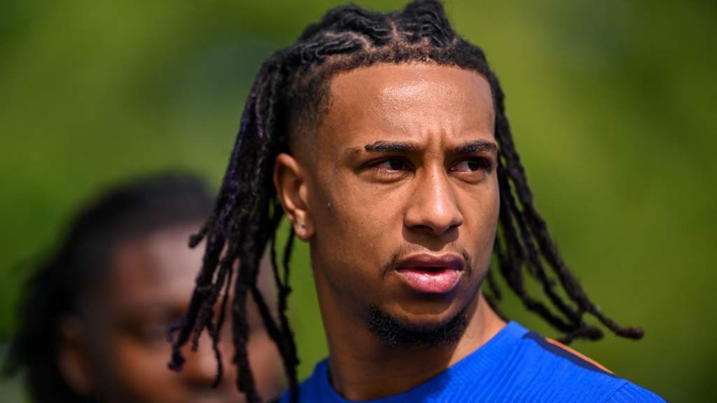 Boghossian Minta Publik Tenang Bandingkan Olise dan Zidane