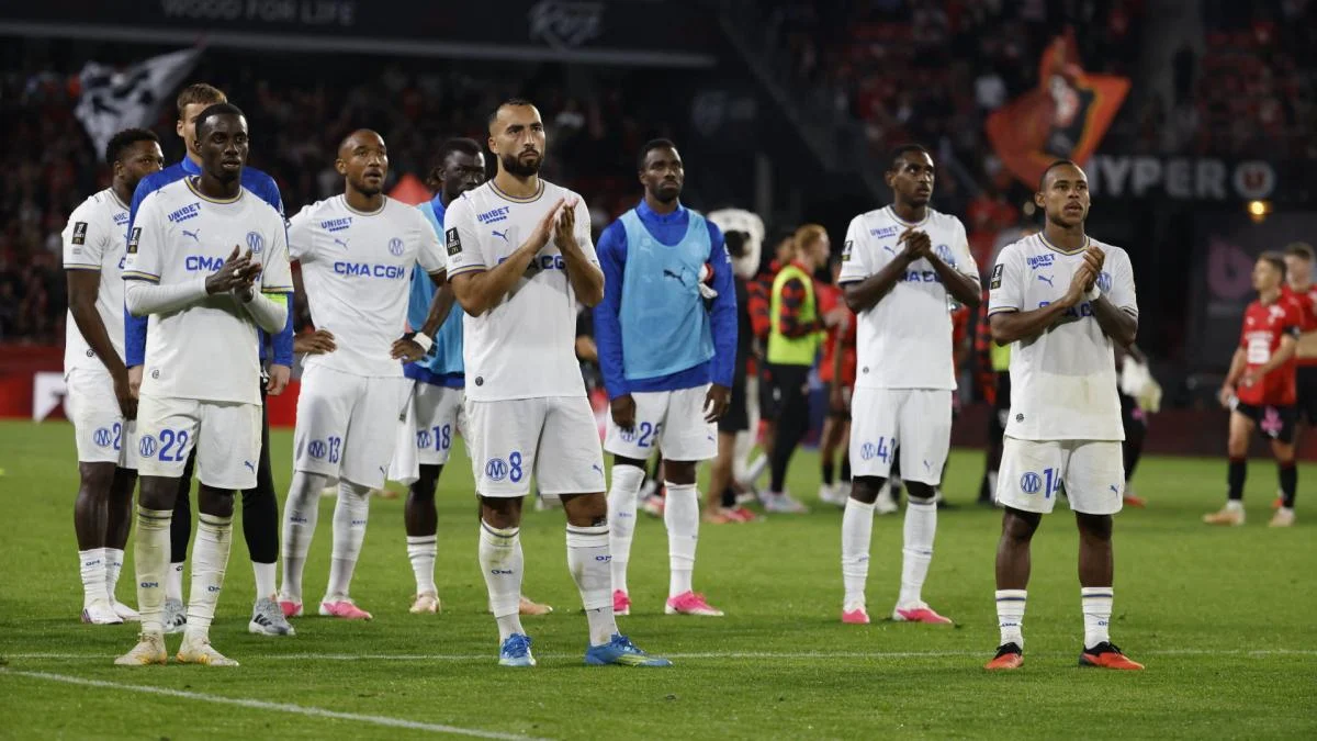 Pelatih Olympique de Marseille Bruno Genesio memimpin latihan tim di tengah badai cedera pemain
