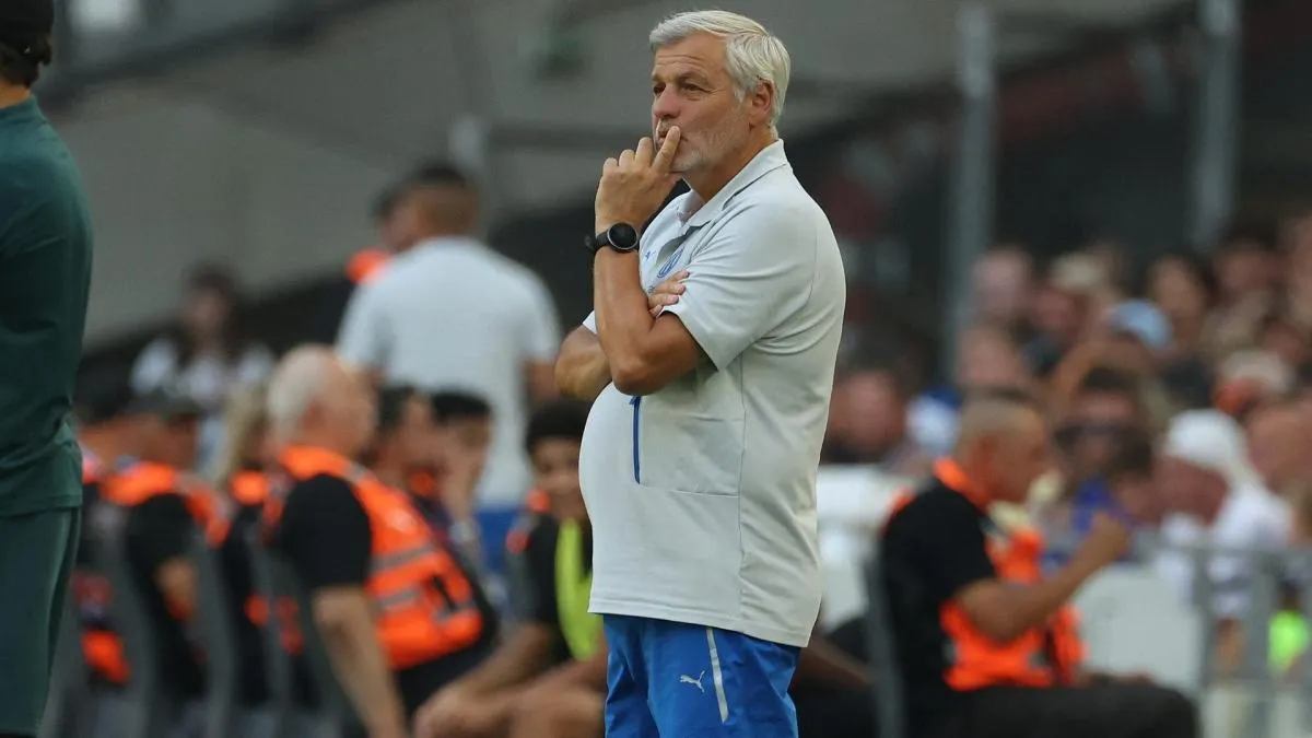 Pelatih Marseille Bruno Genesio memimpin latihan tim di tengah jadwal padat Ligue 1 dan Ligue Europa