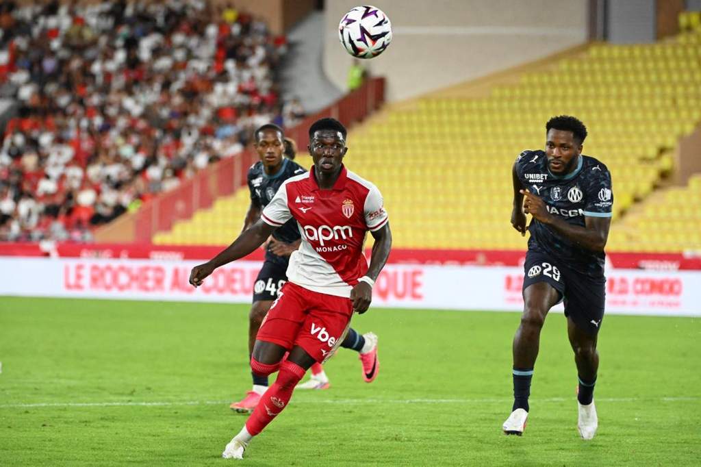 Lamine Camara merayakan gol di lapangan pertandingan
