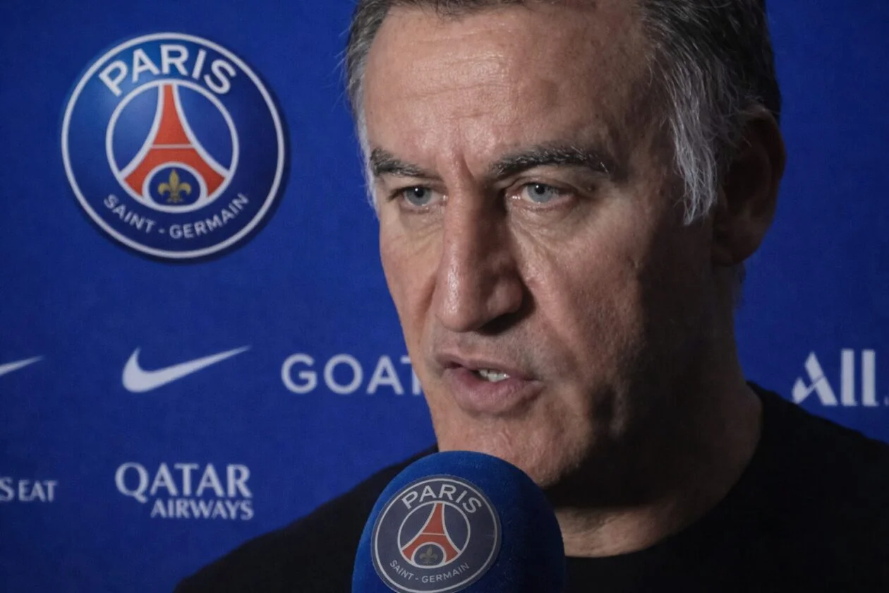 Pelatih Neom SC Christophe Galtier memberi instruksi dari tepi lapangan saat laga Arab Saudi