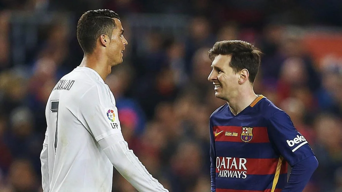 Cristiano Ronaldo dan Lionel Messi saat berhadapan di lapangan sepak bola