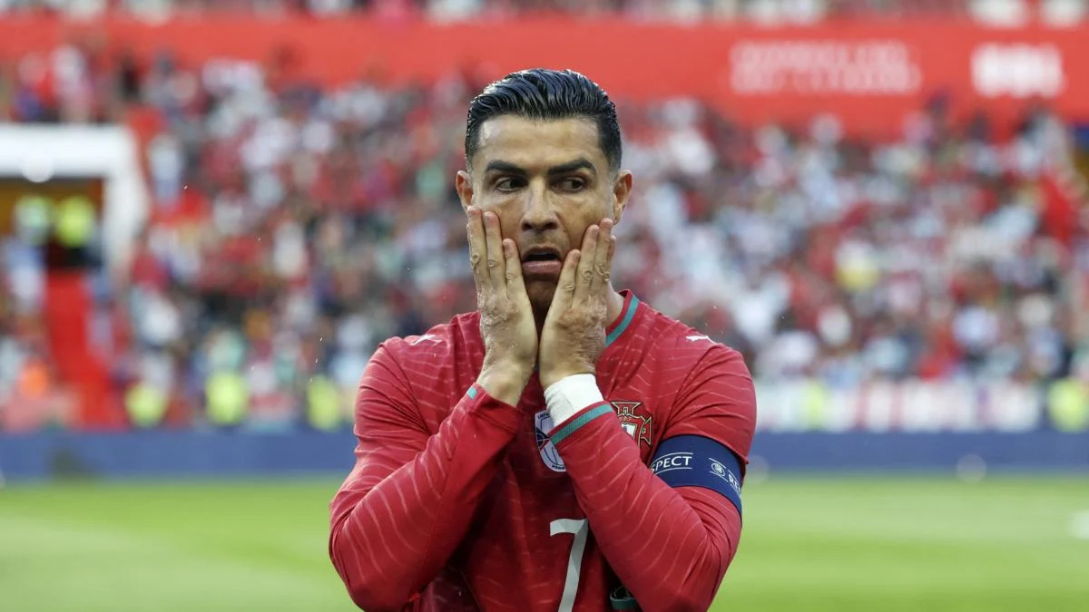 Cristiano Ronaldo berpose dengan jersey timnas Portugal di depan latar stadion
