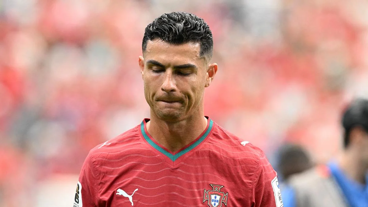 Cristiano Ronaldo meninggalkan lapangan latihan timnas Portugal dengan ekspresi kecewa
