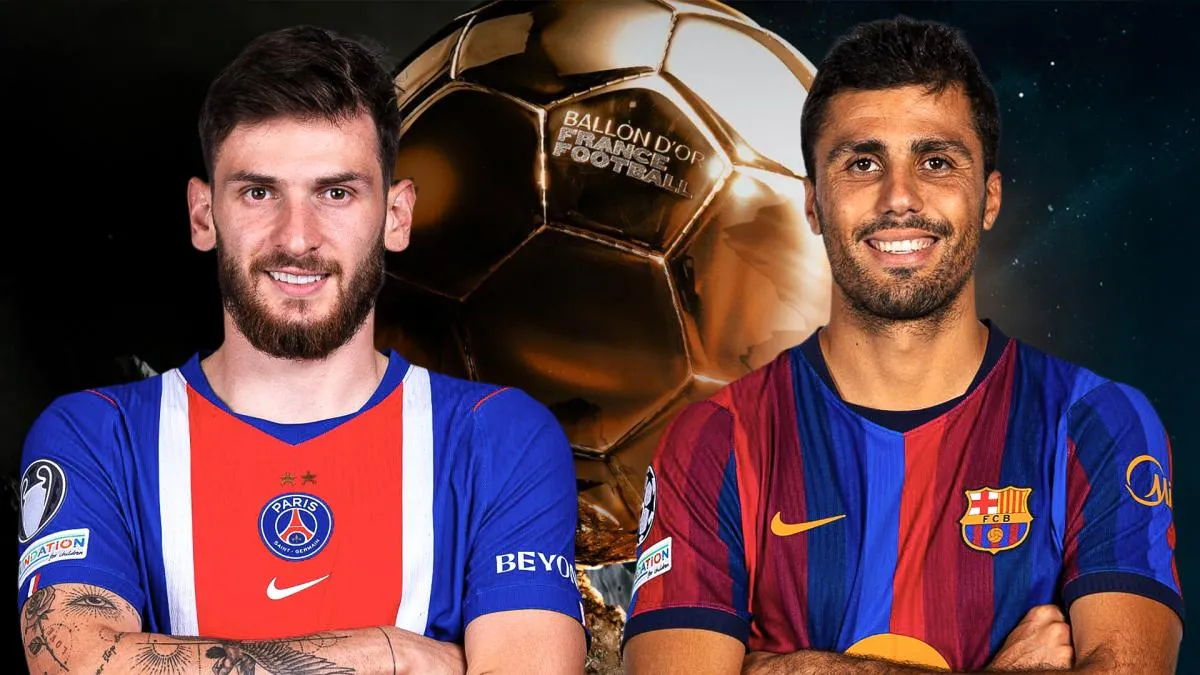 Trofi Ballon d'Or 2026 dengan latar daftar 30 nominasi pemain terbaik dunia