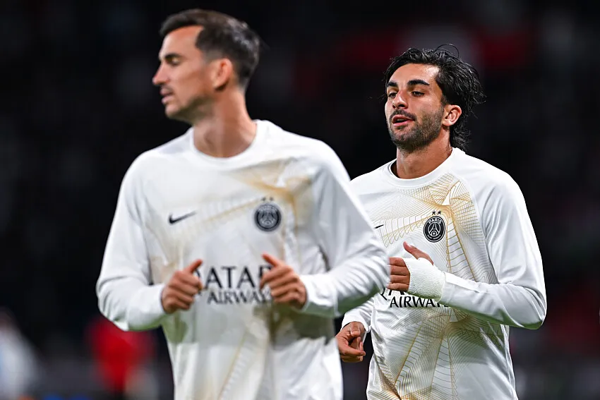 Pelatih Spanyol Luis de la Fuente memberikan arahan kepada Fabian Ruiz dan Ferran Torres jelang laga