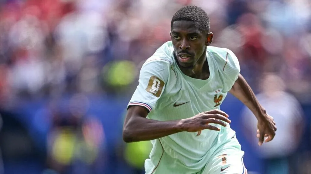 Ousmane Dembele dan Kylian Mbappe berfoto dengan trofi Ballon d'Or di acara pengumuman nominasi