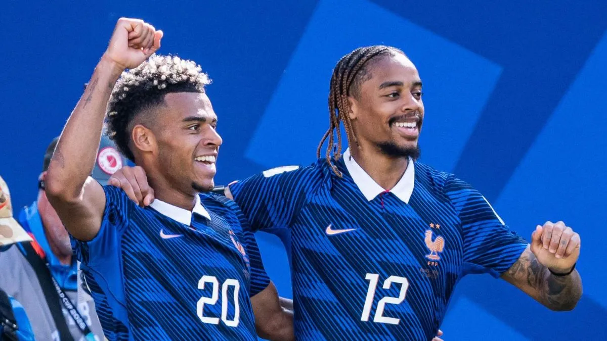 Désiré Doué dan Bradley Barcola merayakan gelar PSG musim lalu sebelum absen dari nominasi Ballon d'Or 2026.