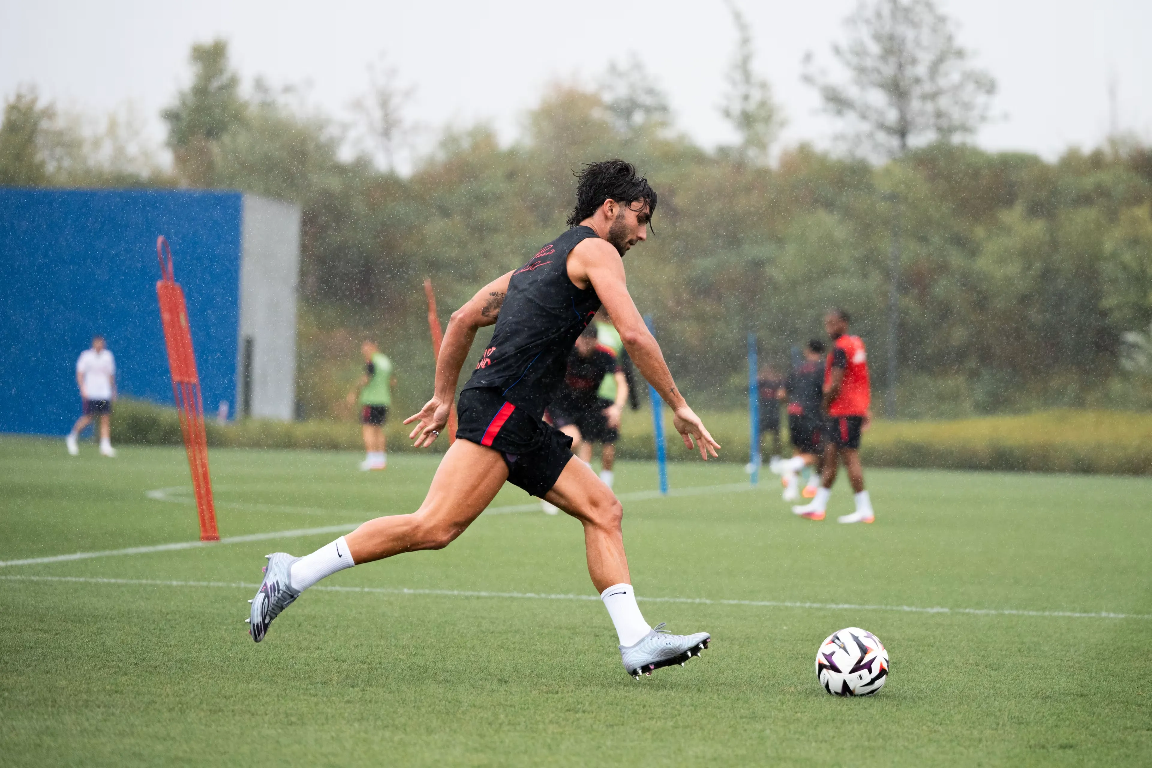 Pemain muda PSG Desire Doue berlatih bersama rekan setim di sesi latihan
