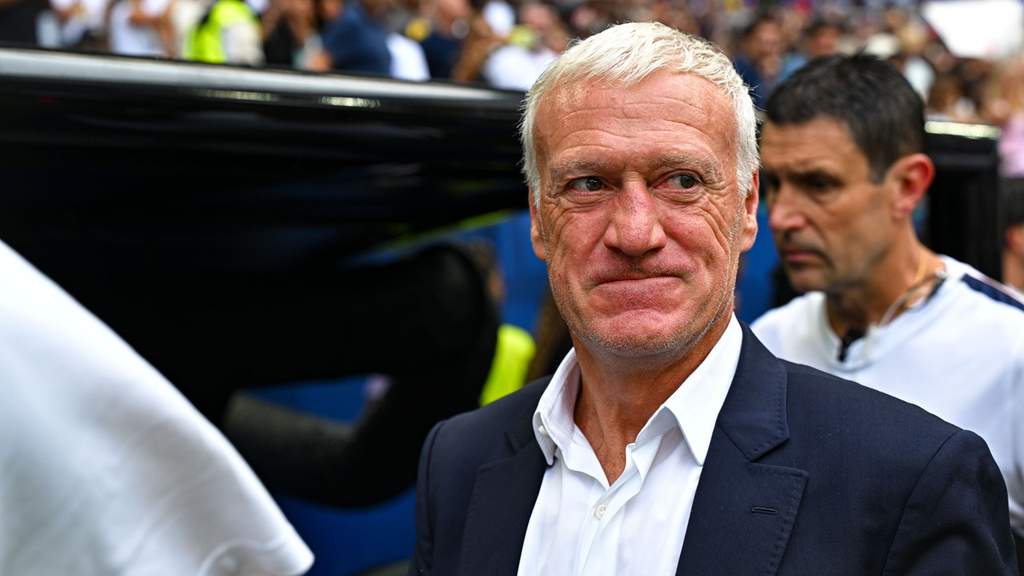 Didier Deschamps memberikan instruksi terakhirnya di tepi lapangan pertandingan.