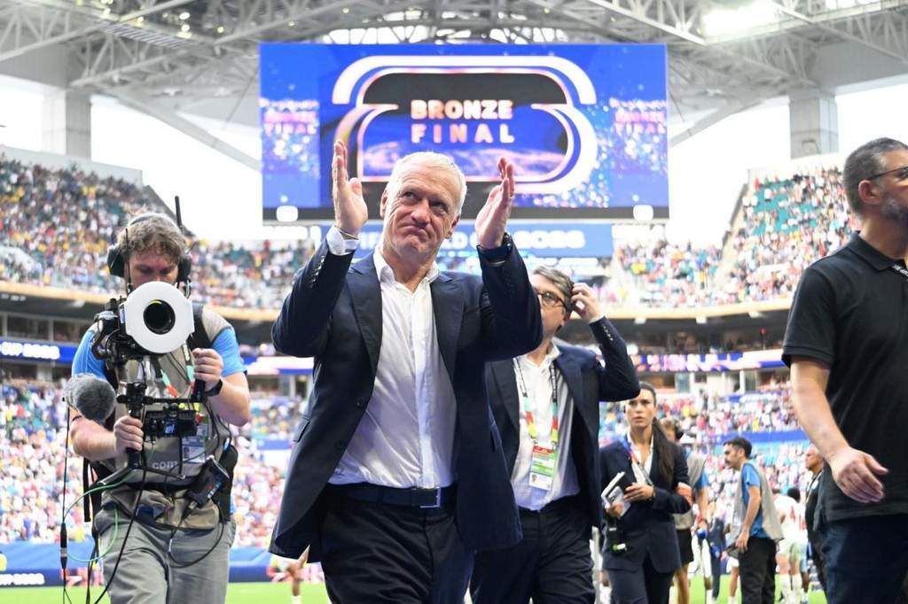Didier Deschamps memberikan keterangan pers mengenai keputusannya mundur dari Prancis