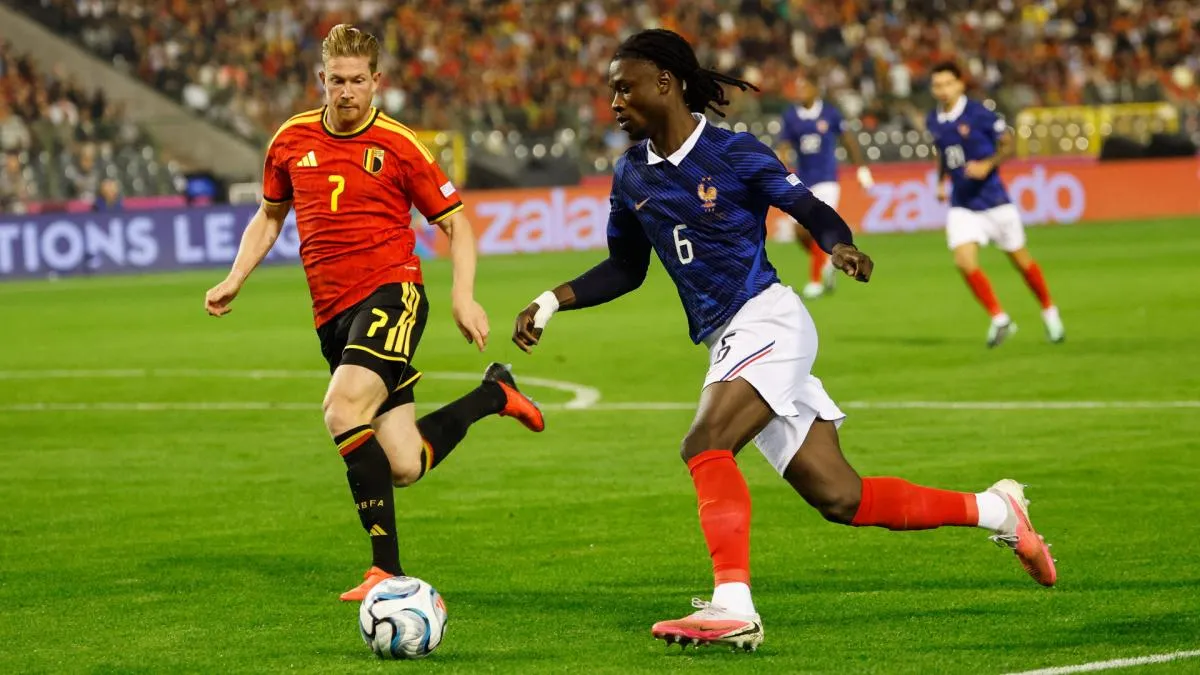 Eduardo Camavinga menggiring bola saat membela timnas Prancis melawan Belgia