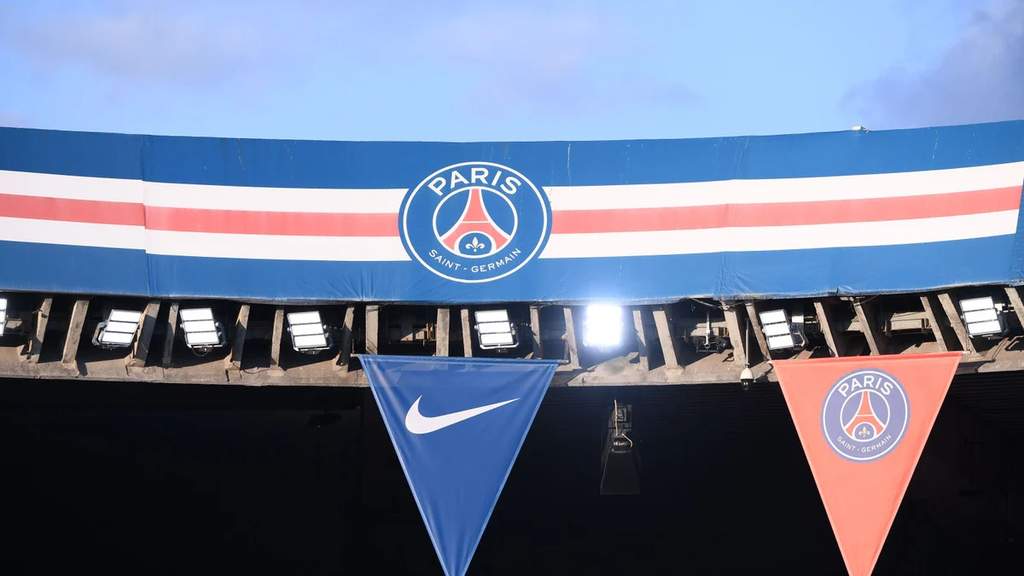 Emmanuel Mbemba Resmi Tinggalkan Paris Saint-Germain