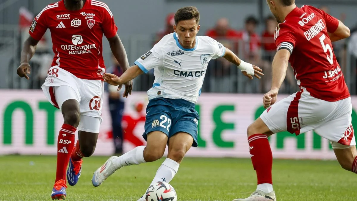 Enzo Sternal merayakan gol bersama RSCA Futures di Challenger Pro League