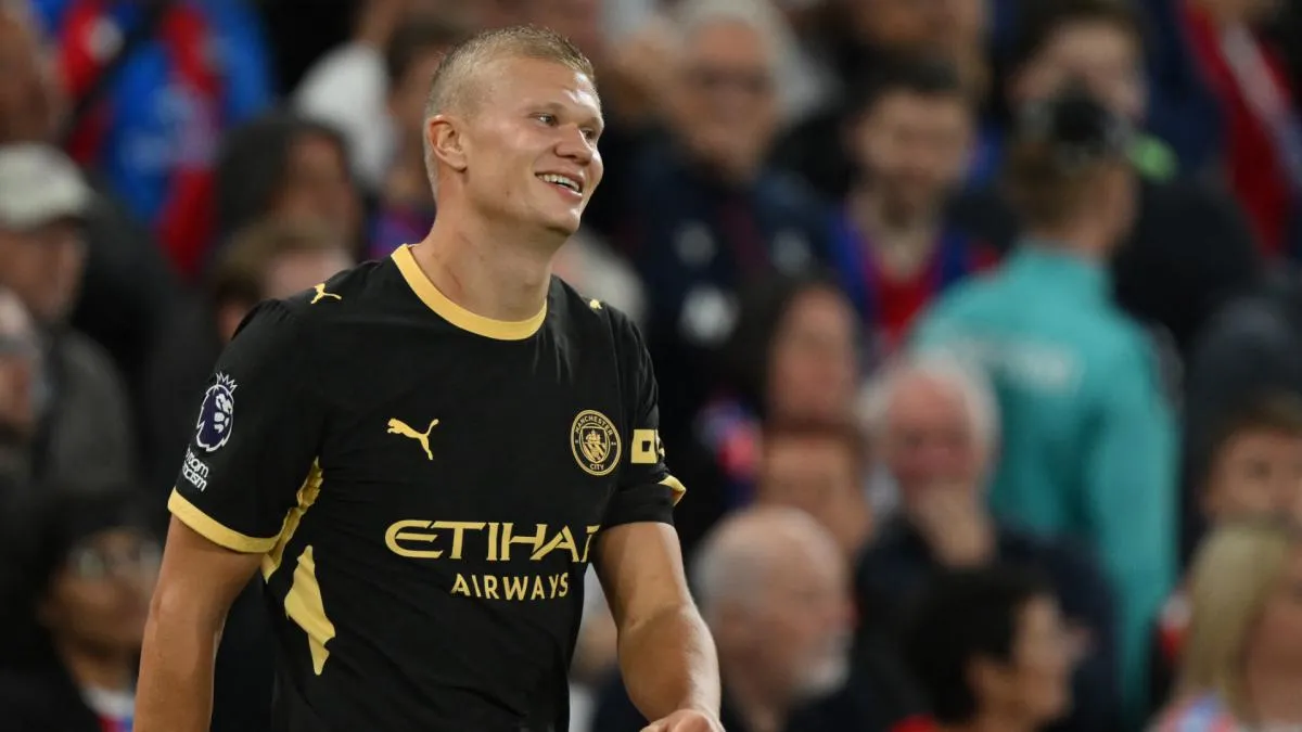 Erling Haaland dan pelatih Enzo Maresca berdiskusi di pinggir lapangan Manchester City