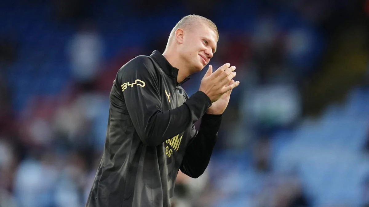 Erling Haaland berdiri di lapangan dengan seragam Manchester City saat pertandingan Premier League berlangsung
