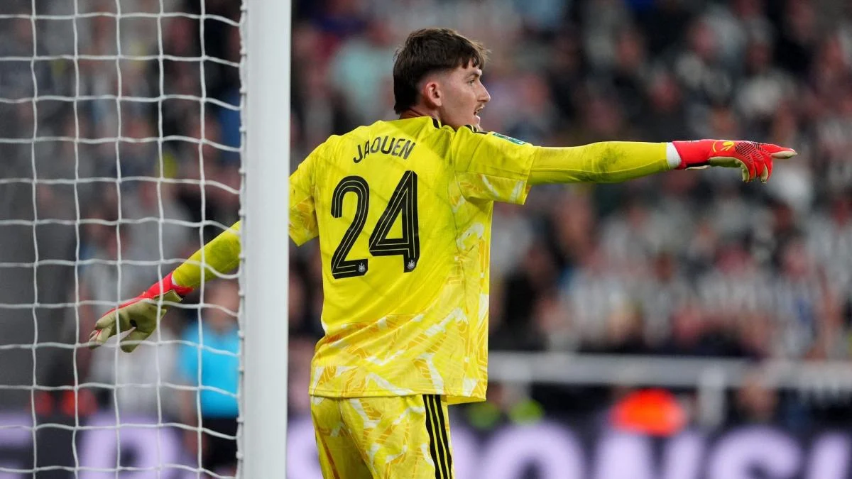 Ewen Jaouen kiper Newcastle United saat menjalani latihan bersama tim