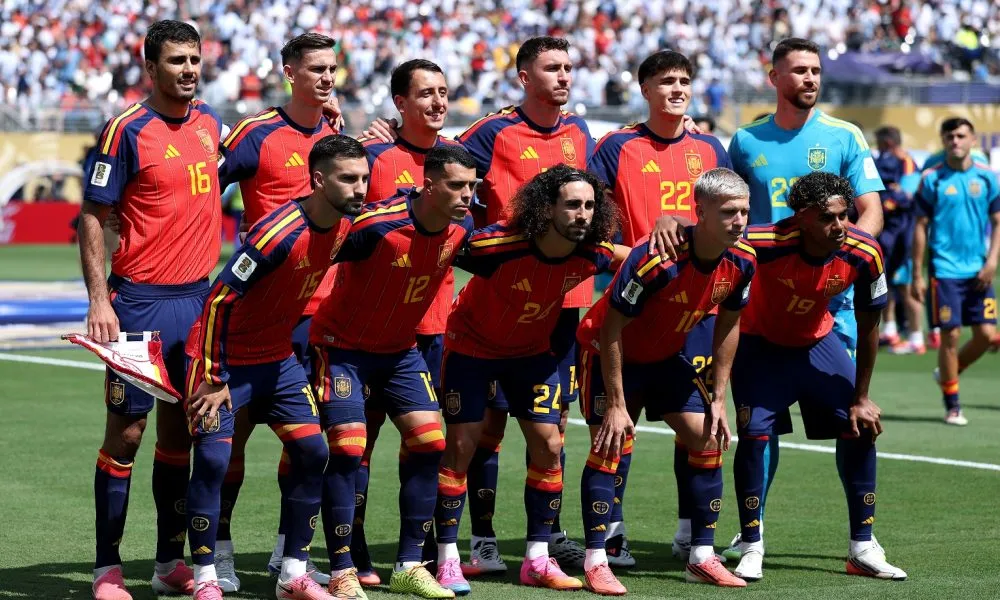 Fabian Ruiz dan Ferran Torres berpose bersama pemain Spanyol sebelum laga melawan Inggris di Wembley