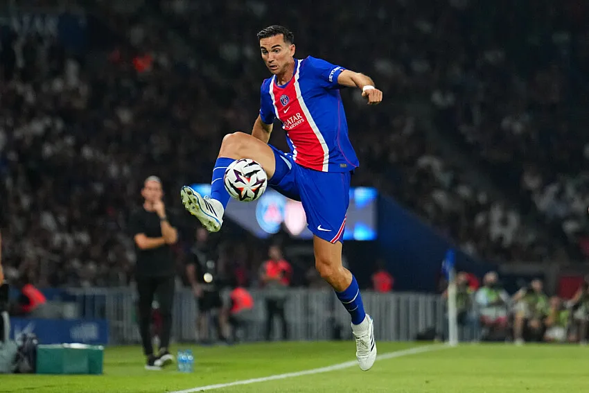 Gelandang PSG Fabian Ruiz beraksi di laga bersama timnas Spanyol