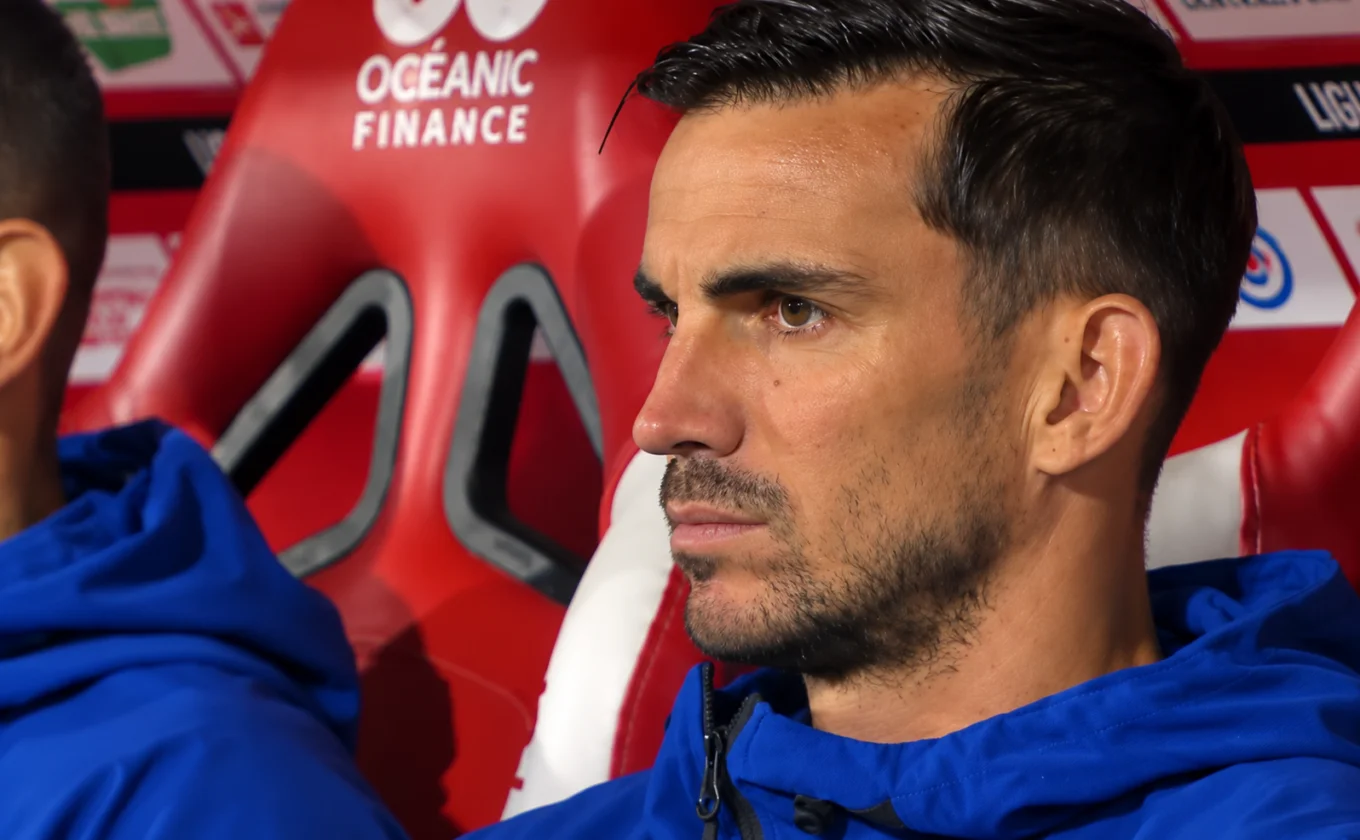 Gelandang PSG Fabian Ruiz saat menguasai bola di lini tengah