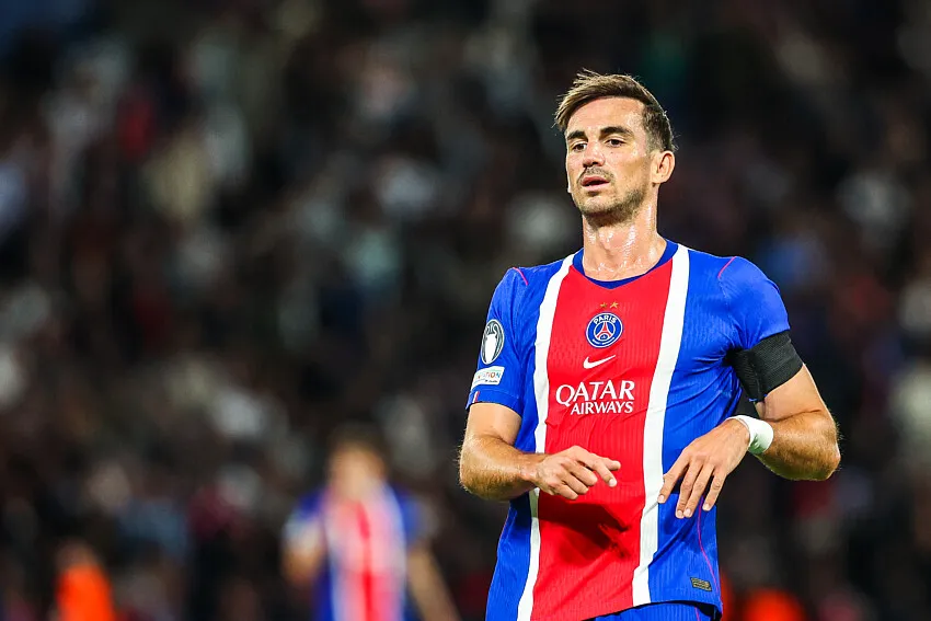 Fabian Ruiz gelandang PSG dan timnas Spanyol saat menghadapi media di Sevilla