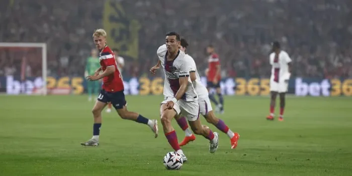 Gelandang PSG Fabian Ruiz tersenyum dalam wawancara bersama Téléfoot