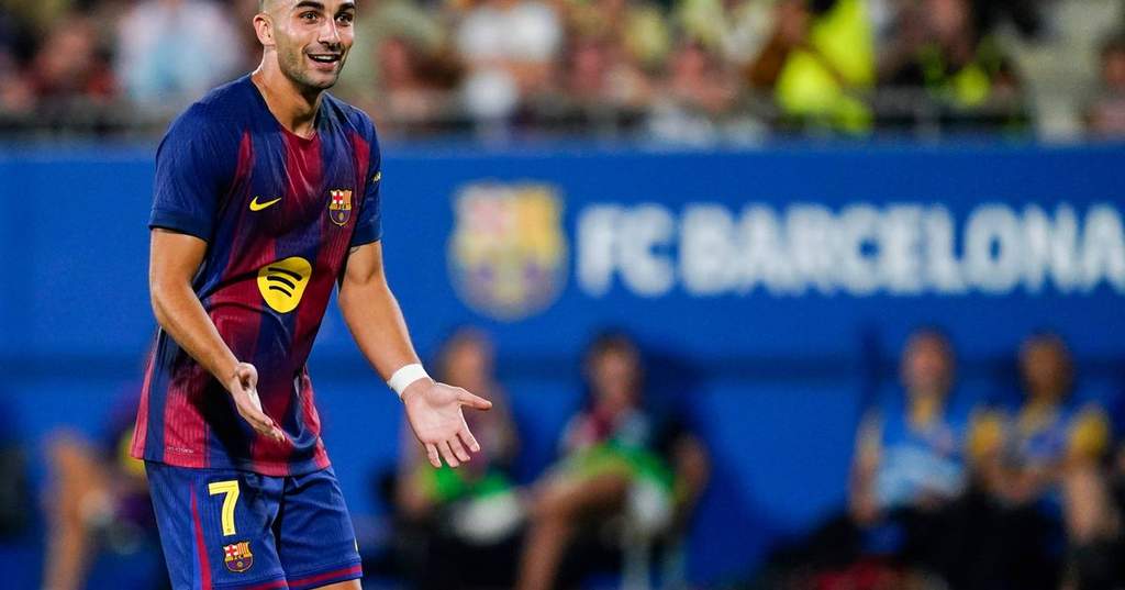 Ferran Torres mengenakan jersi FC Barcelona saat bertanding di lapangan hijau.