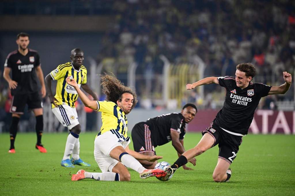 Fenerbahce vs Olympique Lyonnais Imbang di Play-off Liga Champions