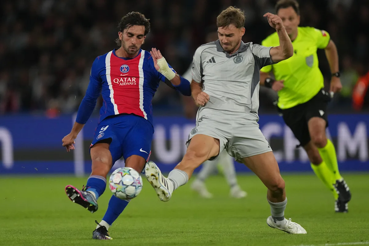 Ferran Torres merayakan gol hat-trick bersama pemain PSG di laga melawan Slovan Bratislava