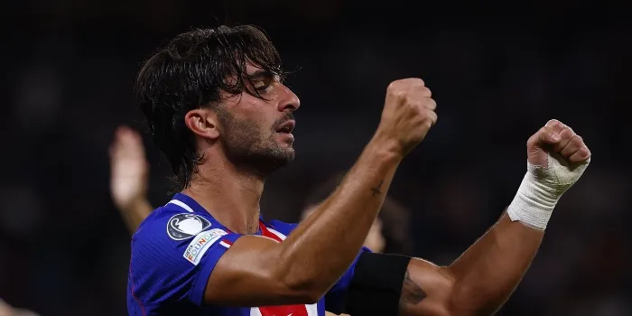 Ferran Torres merayakan hat-trick bersama rekan setim PSG di Parc des Princes